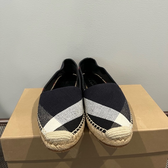 Burberry BRIT ESPADRILLES HODGESON FLAT
ESPADRILLE - Picture 2 of 4